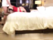 饥渴少妇找一个男人根本不够必须两个一起插