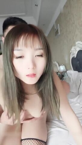 高颜值长相清秀妹子双人啪啪大秀多种姿势非常耐操 床上干到阳台再到沙发