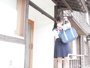 对男人让她喝的水产生敏感反应的身体却如此恼怒 她逐渐开始寻求快乐
