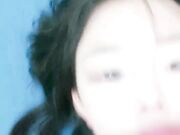娇小身材炮友操逼 舔奶一顿揉 按住双腿 爆操无毛骚穴 从下往上特写视角
