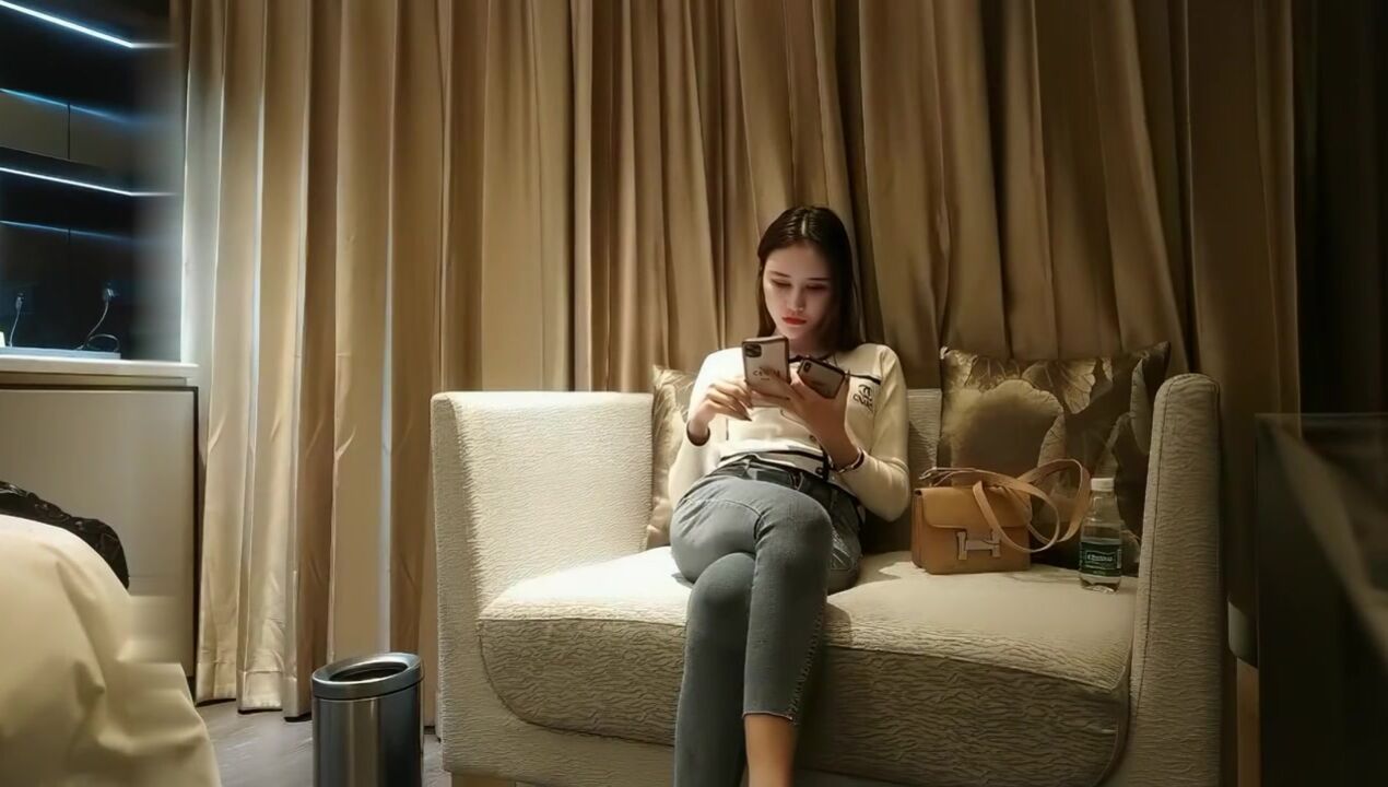 约了个大长腿牛仔裤高冷妹子啪啪，口交舔弄开操被女的发现翻车_