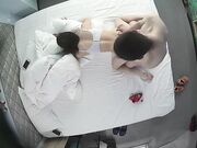 酒店偷拍装清纯害羞的漂亮美女被男的快扒掉内裤了还不让操玩手机