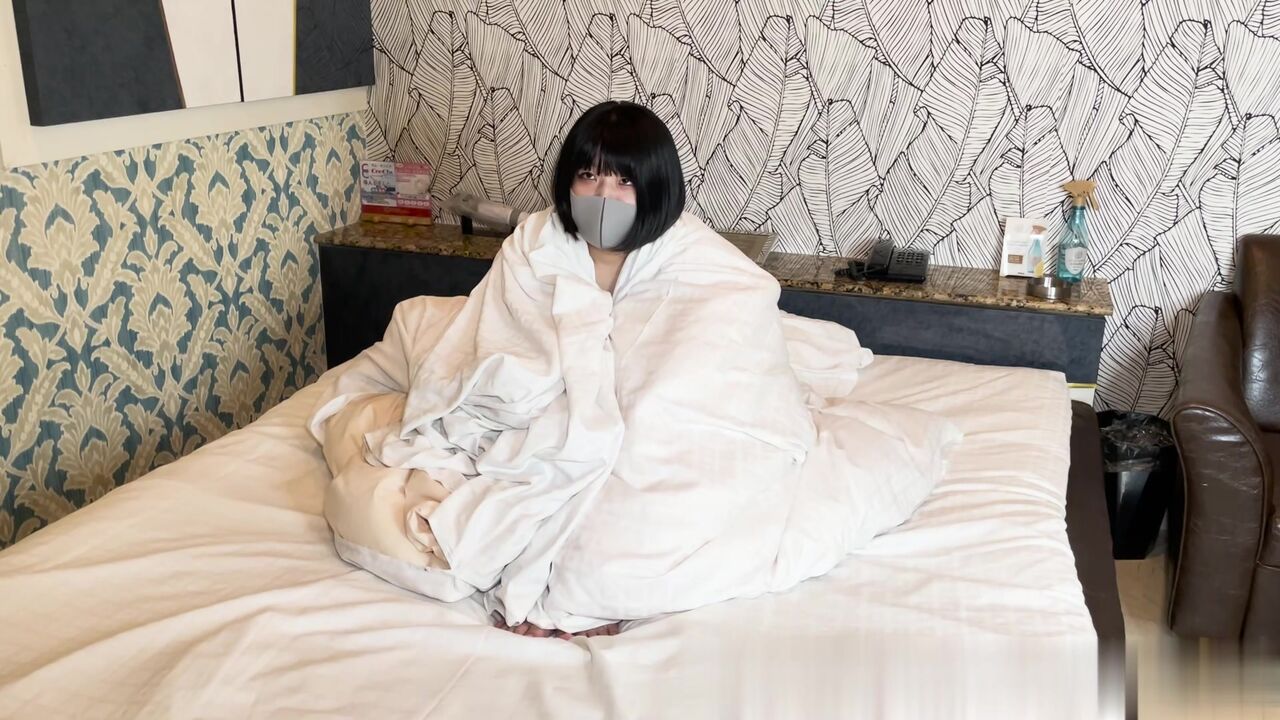 刚睡醒的小女友起来就被我内射了