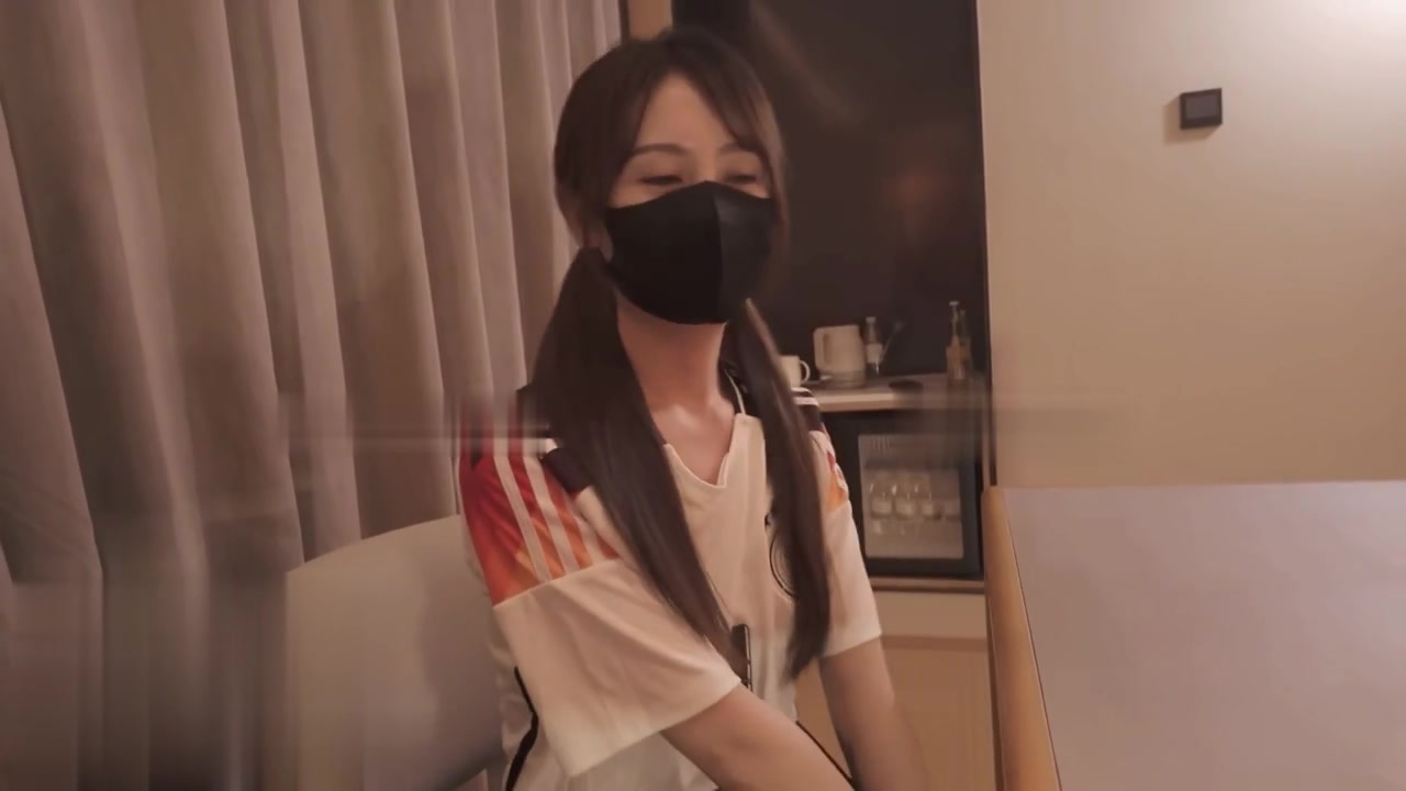 勾引男闺蜜看到床上，小穴穴被男闺蜜爆炒