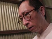 用巨大的乳房和屁股与男人进行着令人印象深刻的变态游戏