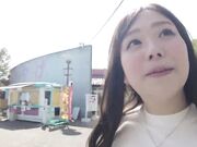 未经处理的阴毛女孩的天真感觉和纯洁是不可抗拒的