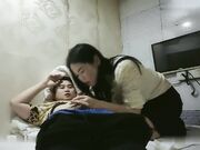给小哥舔着乳头撸鸡巴 深喉口交大姐好急衣服都没脱直接上位抽插 让小哥干大屁股
