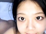 娇小可爱的女友和男友直播赚点小钱 女上位啪啪白虎揉搓阴蒂