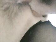 喝着优酸乳 穿着开档蕾丝 大鸡巴打大奶按在床上就是干 没憋住内射里面