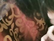 户外姐妹 今天大家在饭店聚餐 我在桌子下面给哥哥口爆 妹妹想要弟弟不给力