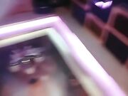 商K达人，苗条漂亮小姐姐合唱几曲，脱光沙发干，淫水不少擦好久！