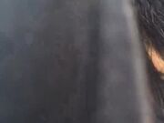 开车带着漂亮的学妹到郊区人少的地方玩车震完美露脸