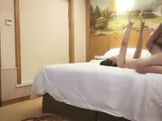 深夜约个良家少妇 喝点红酒调调情再开操 舌吻手伸进内裤摸逼