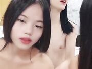当着两个闺蜜的面 苗条妹子和男友无套啪啪 大屌多角度操逼 白浆很多