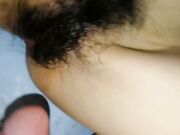 街头尾随眼镜女友到出租房激情啪啪 妹子逼毛好浓密 水太多几次多滑出
