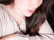 极品小姨子喝醉勾引姐夫，姐夫一边跟姐姐电话一边被口交，最后把小姨子内射了
