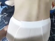 贵在真实 还不大会打扮的 脱光衣服穿个白丝袜 被大叔狠操 妹子表情好难受的样子
