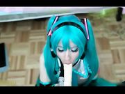 卡哇伊嫩妹子COSPLAY初音妹妹，叉开双腿玩炮机，妹子的逼逼真嫩，标准无毛白虎逼