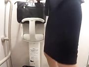 车站公共蹲便双视角偷拍各种类型美眉方便大白屁股又圆又大好多美女气质白领完事不走坐着玩手机
