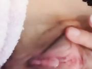 邻家小美眉芊芊黑丝诱惑 指奸骚逼淫水很多呻吟浪叫不止想被哥哥的大鸡巴干