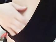 邻家小美眉芊芊黑丝诱惑 指奸骚逼淫水很多呻吟浪叫不止想被哥哥的大鸡巴干
