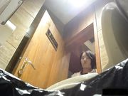 坐盗市最新流出酒店员工内部女厕TP眼镜妹子的眼镜戴的真奇芭貌似发现了什么