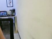 办公室的小姐姐撩骚同事小哥直接在办公桌前的椅子上被干了