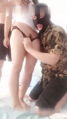 两男一女玩弄年轻小骚妹 站着后入把小姑娘整不开心了差点走人