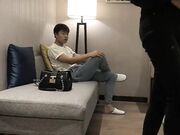 肤白貌美，抱起狂插，汗流浃背小伙暴力输出_中途月经大出血只好作罢