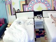 咪咪很大很粉嫩丰满妹子被中年男人按在床边爆力抽插 好爽好刺激