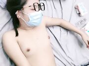 中非友谊黑白情侣女工宿舍换妻4P ️乱交老黑太动作粗暴把可爱眼镜妹弄疼了