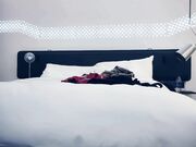 热裤吊带小白腿，碰到小宝以为遇到了坏人