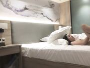 留下苗条女神加钟被拒，再约风骚小少妇，白嫩温柔沙发激情啪啪