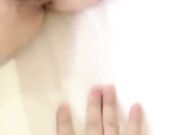 颜值不错大耳环长发妹子双人秀 全身推油摩擦逼逼洗澡再啪啪上位后入抽插