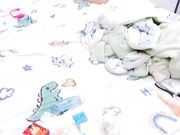 两个极品学妹的精彩4P，全程露脸艳舞诱惑，一起口交大鸡巴让大哥们爆草蹂躏，浪叫不止菊花都给干了精彩刺激