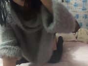 晚上加班吃宵夜灌醉未婚女同事蒙着眼睛把她下面摸出水性奋后主动吃鸡巴做爱