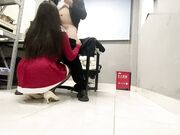 办公室内与小舅妈偷情，舅妈边吃早餐被肏