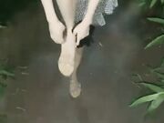 深夜 帝都玉渊潭公园 也不怕蚊子多 淫荡小情侣挑战户外 无毛嫩穴无内射干爽
