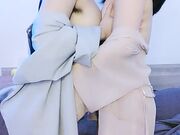女同姐妹花深夜露脸激情大秀陪狼友撩骚互动 深情拥吻吃奶舔逼 浪荡呻吟风骚表情