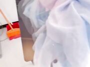 强闯卫生间狂操洗澡的表妹 换上萝莉塔装扣弄粉嫩的小逼 鸡巴抽插流出羞耻的白浆
