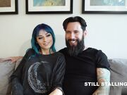 支开闺蜜 蓝发少妇霸占了她的丈夫