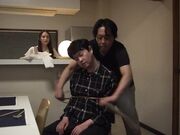 在丈夫面前被侵犯3