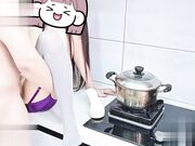 骚妈穿着淘宝新买的紫色情趣内衣吊带灰丝床上干到厨房热水壶接淫水