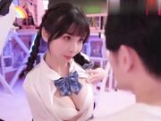 甜美网红博主在激情中彻底释放，被狂野地征服并内射，那份强烈的少女魅力让人着迷。她身着诱人白丝袜和网格短裙，反差