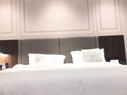 低胸衣小姐姐约酒店坐在腿上揉捏