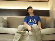 苗条妹子沙发舌吻调情 坐在身上张开双腿摸逼 上位骑乘侧入猛操呻吟娇喘