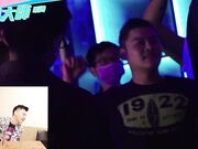 搭讪游戏书呆子赢得挑战与可爱黑发女郎发生性关系