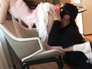 沙发上享受超短裙真空女友的猛烈骑乘榨精