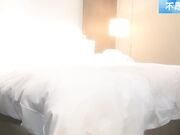 酒吧搭讪身材苗条抖音小网红 骗到酒店脱掉衣服无套内射小骚逼
