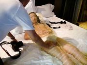 眼镜屌丝摄影男冒充摄影大师套路艺校大学生妹纸搞的烂醉如泥随意玩弄带到宾馆摆出各种姿势拍摄人体艺术